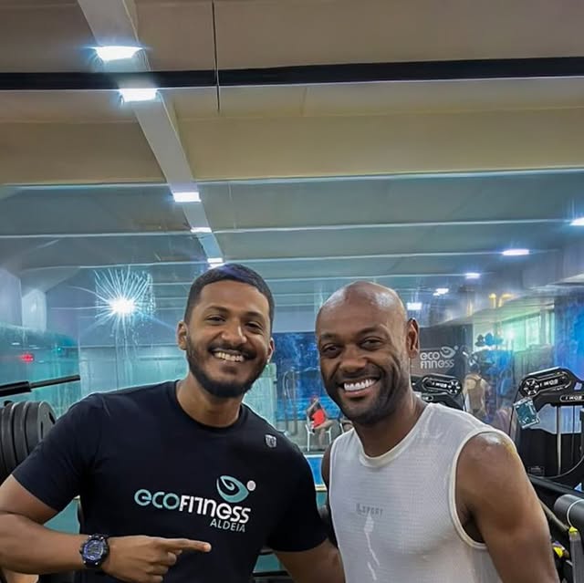 Post da Ecofitness com Vagner Love na academia